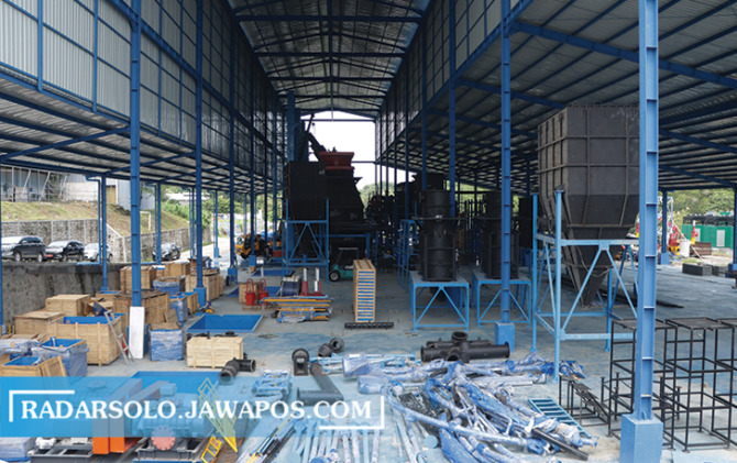 HASILKAN ENERGI LISTRIK: Peralatan pendukung operasional PLTSa Putri Cempo yang ditarget beroperasi April mendatang. (M. IHSAN/RADAR SOLO)