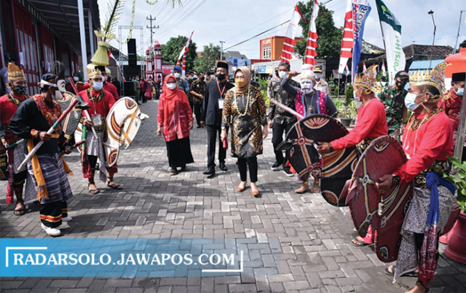 BISA DIANDALKAN: Bupati Sukoharjo Etik Suryani resmikan Bumdes Semar Kridho di Desa Toriyo, Kecamatan Bendosari, Jumat (21/1). (IWAN KAWUL/RADAR SOLO)