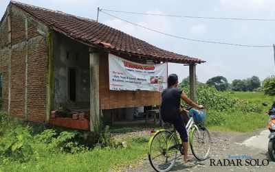 Rumah korban berada di tengah persawahan.
