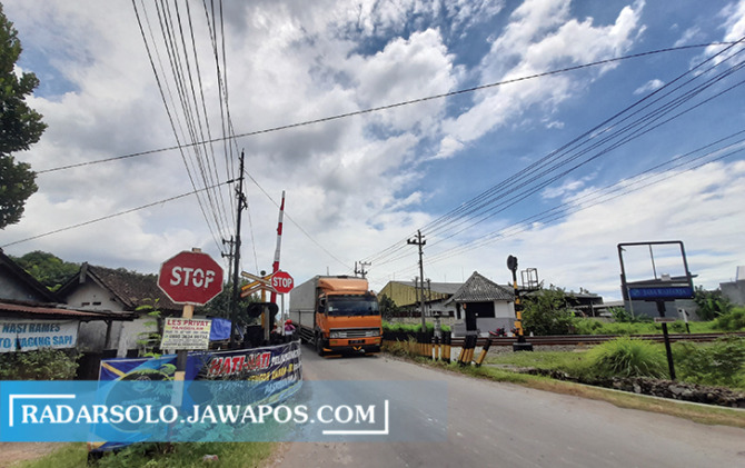 PADAT: Perlintasan sebidang Dagen, Jaten jadi jalur alternatif yang ramai. (RUDI HARTONO/RADAR SOLO)