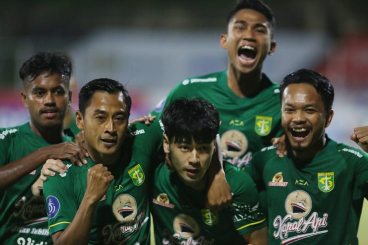 Para Pemain Persebaya Surabaya merayakan gol yang dicetak Taisei Marukawa (tengah) ke gawang PSM Makassar. (Haritsah Almudatsir/Jawa Pos)