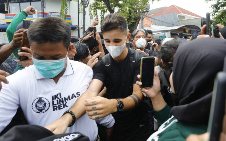 Gelandang Persebaya Surabaya Bruno Moreira (kanan) mendapatkan sambutan dari Bonek sebelum bertolak ke Bali. (Angger Bondan/Jawa Pos)