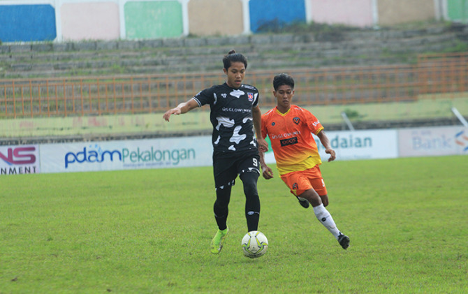 OPTIMISTIS PROMOSI: Pemain Persebi Boyolali (kiri) tampil di babak penyisihan Liga 3 Zona Jateng. (ISTIMEWA)
