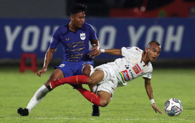 Pemain Persija Jakarta Riko Simanjuntak dijegal pemain PSIS Semarang Eka Febri Yogi Setiawan dalam pertandingan di Stadion Kapten I Wayan Dipta (6/1). (JawaPos.com)