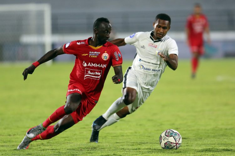 Gelandang baru Persija Jakarta Makan Konate (kiri) saat beraksi menghadapi Persipura Jayapura.