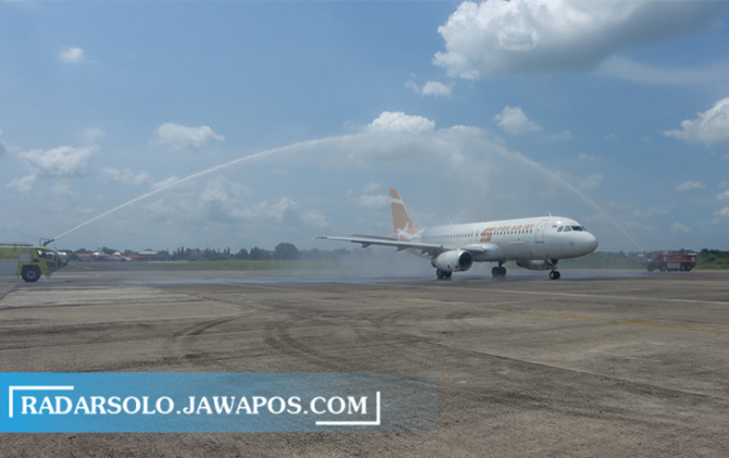 TERBANG PERDANA: Pemadam menyemprotkan air sebagai tanda penerbangan perdana Super Air Jet dari Solo ke Jakarta, Rabu kemarin (5/1). (M. IHSAN/RADAR SOLO)
