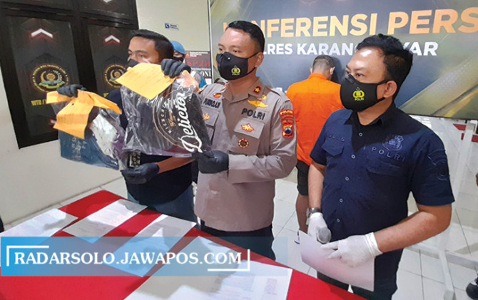 GELAR PERKARA: Satreskrim Polres Karanganyar menunjukkan barang bukti tindak pencabulan, Selasa (18/1). (RUDI HARTONO/RADAR SOLO)