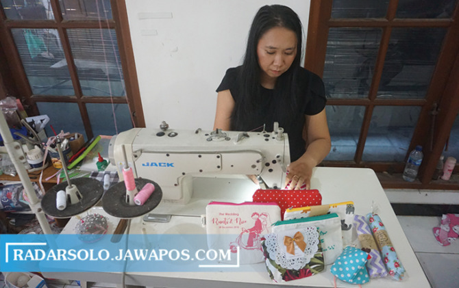 KREATIF: Raras saat menjahit salah satu produk kantong kain kanvas yang dibuat di kediamannya di Desa Semangkak, Kecamatan Klaten Tengah. (ANGGA PURENDA/RADAR SOLO)