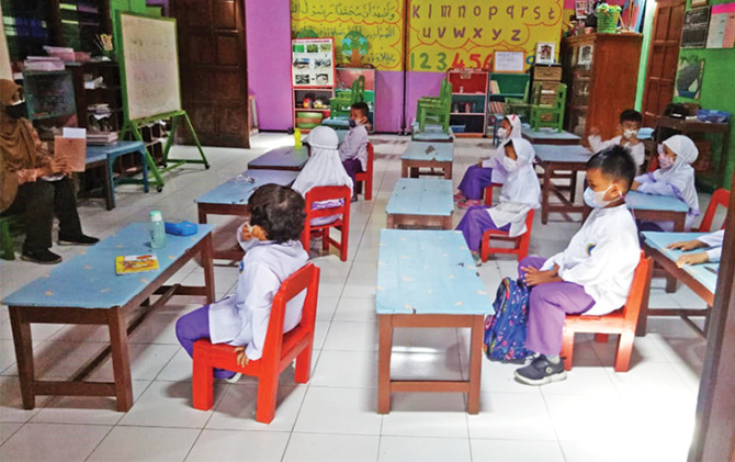 JAGA JARAK: PTM di TK/PAUD Islam Bakti Surakarta, kemarin (18/1). (ISTIMEWA)