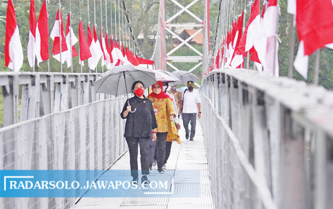 MENCOBA: Ketua DPR RI Puan Maharani (depan) dan Bupati Klaten Sri Mulyani melintasi Jembatan Girpasang, Kamis (20/1). (ANGGA PURENDA/RADAR SOLO)