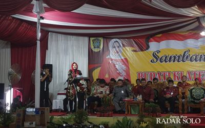 Bupati Klaten Sri Mulyani berpidato saat kegiatan Sambang Warga di Desa Sumber, Trucuk, Selasa (11/3).