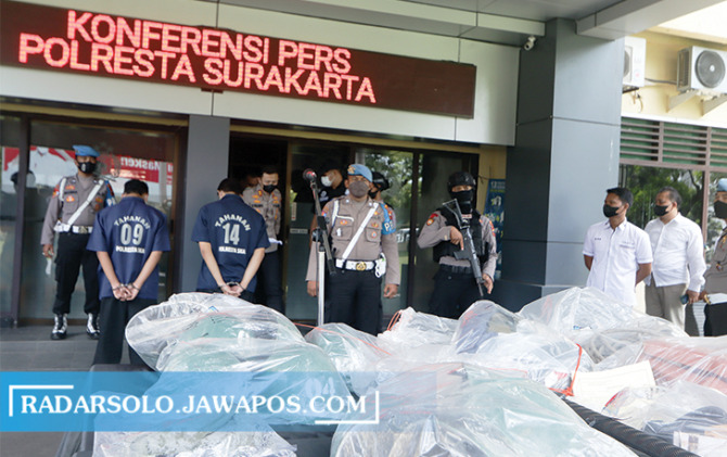 SEGERA DISIDANG: Penyidik Polresta Surakarta melimpahkan barang bukti dan tersangka diklat menwa UNS beberapa waktu lalu. (M. IHSAN/RADAR SOLO)