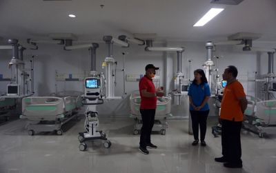 Wali Kota Surakarta F.X. Hadi Rudyatmo meninjau RSUD Bung Karno yang menyiapkan 59 kamar untuk ODP dan PDP. (DAMIANUS BRAM/RADAR SOLO)