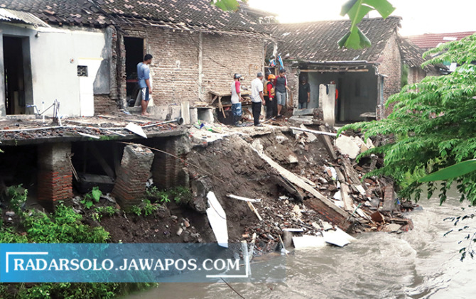 TETAP SIAGA: Warga bantaran Kali Jenes harus waspada terhadap bencana susulan. (M. IHSAN/RADAR SOLO)