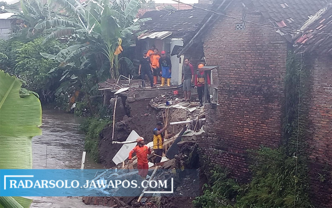 EROSI TEBING SUNGAI: 4 rumah di Kampung Wonosaren RT 02 RW 02 Pajang, Laweyan, ambrol terbawa arus sungai, Minggu (23/1). (SILVESTER KURNIAWAN/RADAR SOLO)