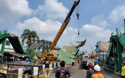 Proses evakuasi JPO Kartasura yang ambruk ditabrak truk.