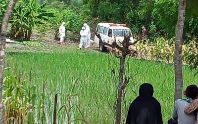 Pemakaman salah seorang warga Pracimantoro oleh petugas yang mengenakan APD, Rabu (1/4). (ISTIMEWA)