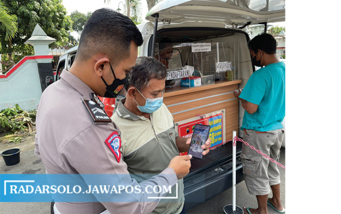 CEGAH COVID: Setiap pengunjung ke pelayanan Satlantas Polres Sukoharjo wajib memakai aplikasi PeduliLindungi. (IWAN KAWUL/RADAR SOLO)