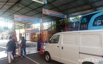 LEBIH KETAT: Portal otomatis untuk menyemprotkan cairan disinfektan ke kendaraan yang hendak uji KIR di kantor Dishub Surakarta.&nbsp; (SILVESTER KURNIAWAN/RADAR SOLO)