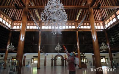 Petugas dari PMI Solo melakukan penyemprotan disinfektan di Masjid Agung Surakarta, Jumat (20/3). (ARIEF BUDIMAN/RADAR SOLO)