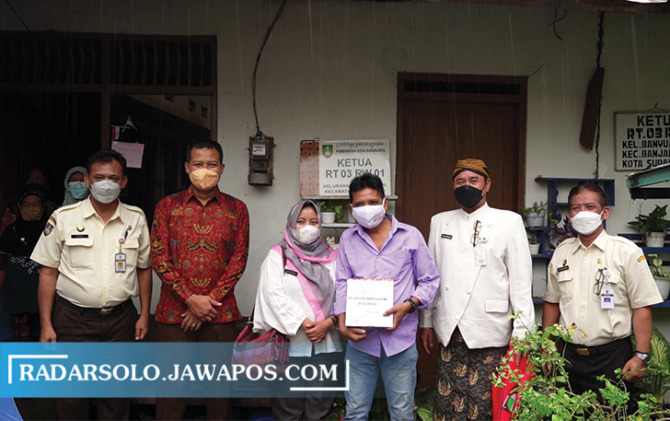 OPTIMALKAN PELAYANAN: Kepala Bapenda Surakarta Tulus Widajat (dua dari kanan) serahkan SPPT PBB-P2 Tahun 2022 di RT 03 RW 01 Kelurahan Banyuanyar, Kecamatan Banjarsari didampingi Camat Banjarsari Beni Supartono Putro (dua dari kanan), Lurah Banyuanyar Rus