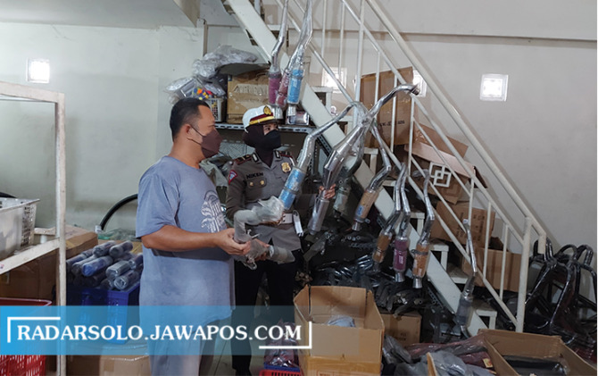 BIAR PAHAM: Anggota Satlantas Polres Sukoharjo beri sosialisasi larangan penggunaan knalpot kepada pedagang belum lama ini. (IWAN KAWUL/RADAR SOLO)