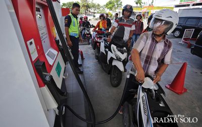 Ilustrasi pembelian BBM di SPBU kawasan Solo Baru, Sukoharjo, beberapa waktu lalu.
