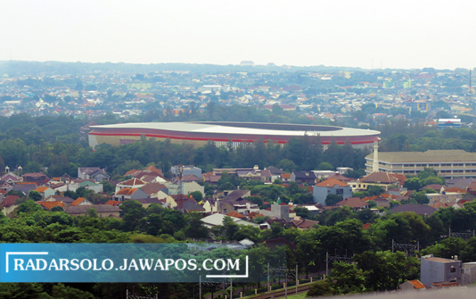 DIPERCANTIK: Pedestrian di kawasan Stadion Manahan bakal ditata ulang. Untuk proyek ini Pemkot mengalokasikan Rp 15 miliar. (M. IHSAN/RADAR SOLO)