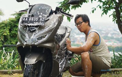 BASAH: Aktivitas mencuci sepeda motor di rumah banyak manfaatnya.
