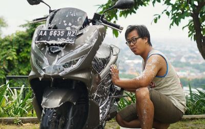 Mencuci motor jadi kegiatan produktif selama di rumah aja,