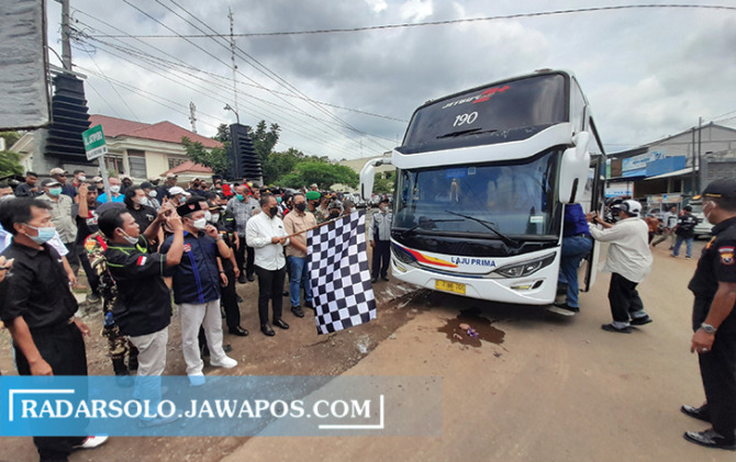 MULAI DIBUKA: Bupati Juliyatmono dan Wakil Bupati Rober Christanto memberangkatkan bus trayek baru jurusan Jatipuro-Jabodetabek di Terminal Jatipuro, Minggu (23/1). (RUDI HARTONO/RADAR SOLO)