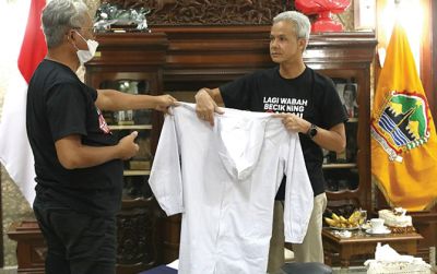 Gubernur Jateng Ganjar Pranowo melihat APD yang diproduksi UKM-UKM konveksi di Jateng.