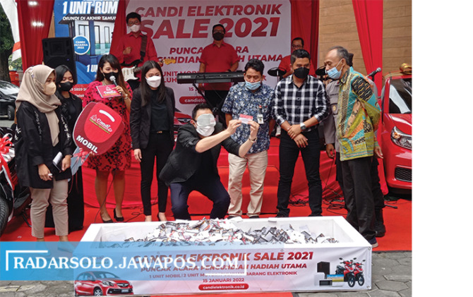 APRIASI CUSTOMER: Pengundian hadiah Candi Elektronik Sale 2021 di halaman Candi Elektronik Jalan Slamet Riyadi No 153, kemarin (15/1). (SEPTINA FADIA PUTRI/RADAR SOLO)