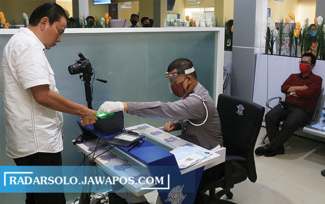 BEBAS CALO: Warga mengurus pembuatan SIM di gedung Satpas SIM Polresta Surakarta belum lama ini. (RADAR SOLO PHOTO)