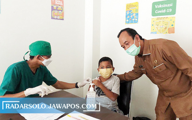 DIKEBUT: Vaksinasi anak di RS Indriati Boyolali beberapa waktu lalu. (RAGIL LISTIYO/RADAR SOLO)