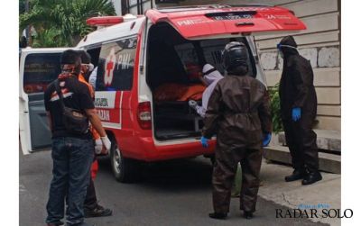 Evakuasi jenazah yang meninggal di tepi Jalan AR. Hakim dilakukan petuas dengan APD lengkap.v (ANTONIUS CHRISTIAN/RADAR SOLO)