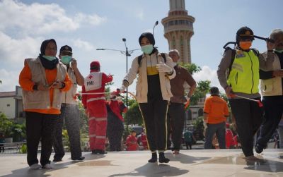 Kegiatan penyemprotan disinfektan oleh bupati dan tim di Masjid Al Aqsha Klaten.