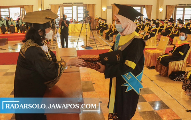 KHIDMAT: Wisuda UT Surakarta di Graha Saba Buana, kemarin (26/1). (M. IHSAN/RADAR SOLO)