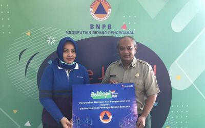 Group Head Corporate Communications XL Axiata Tri Wahyuningsih menyerahkan bantuan kepada BNPB di Jakarta, Kamis (26/03).