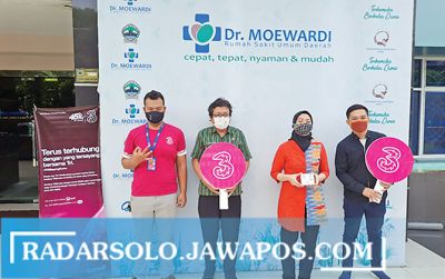 PERANGI PANDEMI: 3 Indonesia menyerahkan 500 kartu perdana KitaBersatu 25GB kepada perwakilan RSUD Dr. Moewardi, Surakarta(19/5).
