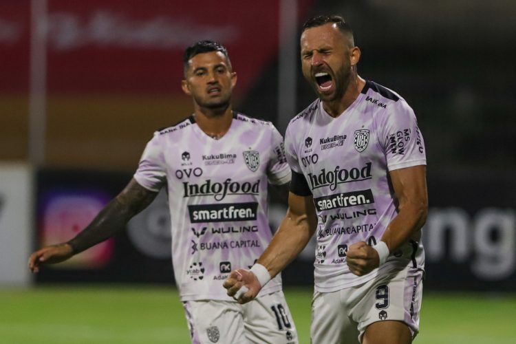 Striker Bali United  Ilija Spasojevic (kanan) merayakan gol yang dia cetak ke gawang Bhayangkara FC bersama Stefano Liliplay. (Riana Setiawan/Jawa Pos