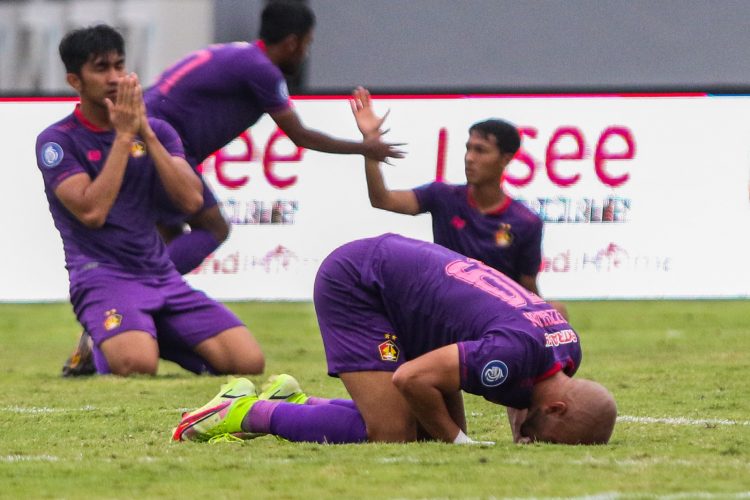 Para pemain Persik Kediri merayakan kemenangan atas Bhayangkara FC dalam lanjutan Liga 1 2021-2022. (Riana Setiawan/Jawa Pos)