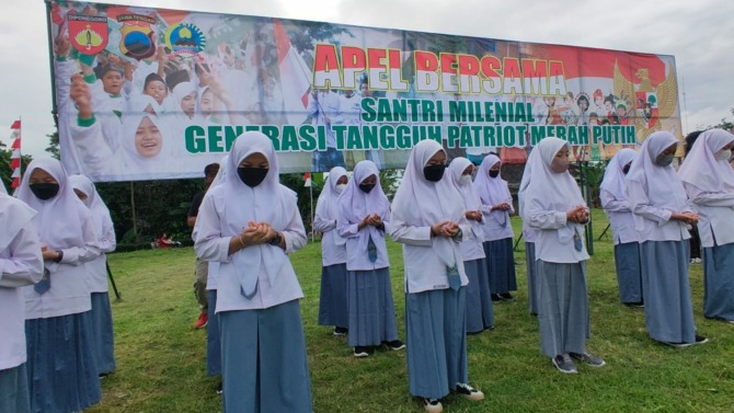 TANGKAL RADIKALISME: Apel santri milenial di Lapangan Penggung, Boyolali Kota, kemarin (14/2). Santri diajak menjauhi ideologi anti Pancasila. (RAGIL LISTIYO/RADAR SOLO)