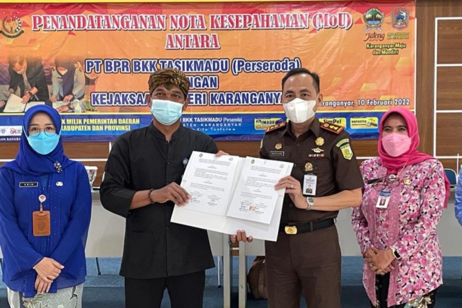 BIKIN MOU: Kajari Karanganyar Mulyadi Sajaen (dua dari kanan) dan Dirut PT BPR BKK Tasikmadu Didik Darmadi, Kamis (10/2). (RUDI HARTONO/RADAR SOLO)