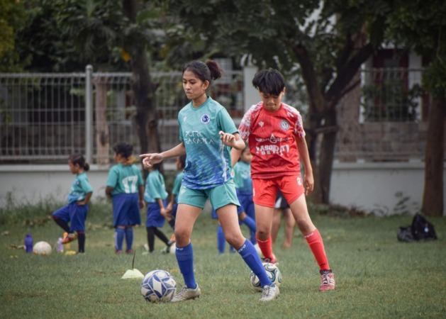 CANTIK: Penggawa timnas Ayu Lidya (kiri) berlatih Putri Surakarta di Lapangan Jajar, Laweyan, belum lama ini. (ISTIMEWA)