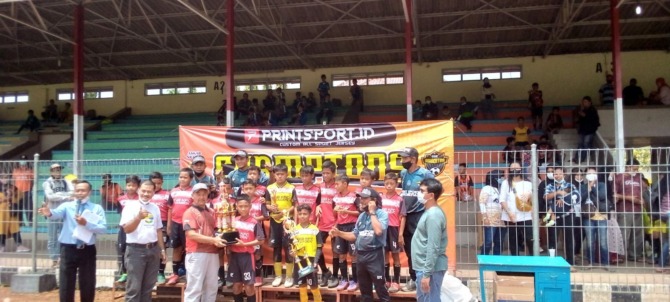 TERBAIK: KFC juara kompetisi antar-SSB se Sragen di Stadion Taruna. (ISTIMEWA)