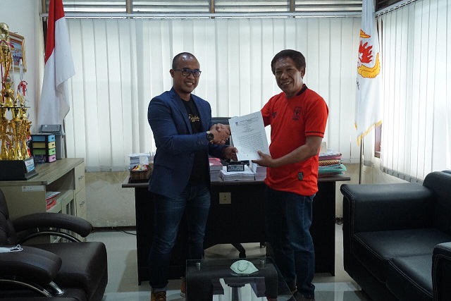 CEO-Founder Win Property Wibowo Jati Purwanto (kiri) dan manajer Persebi Boyolali Kukuh Hadiatmo (kanan) menunjukan dokumen MoU Sponsorship. Jumat (4/2)