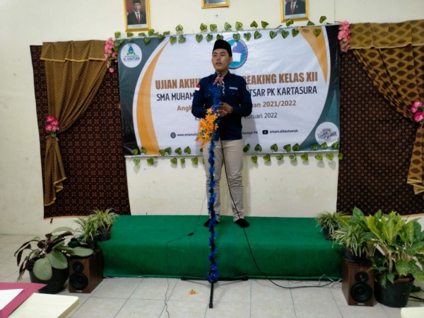 ASAH KEMAMPUAN: Ujian public speaking di SMA Muhammadiyah Al Khauzar PK Kartasura.  (SEPTIAN REFVINDA/RADAR SOLO)