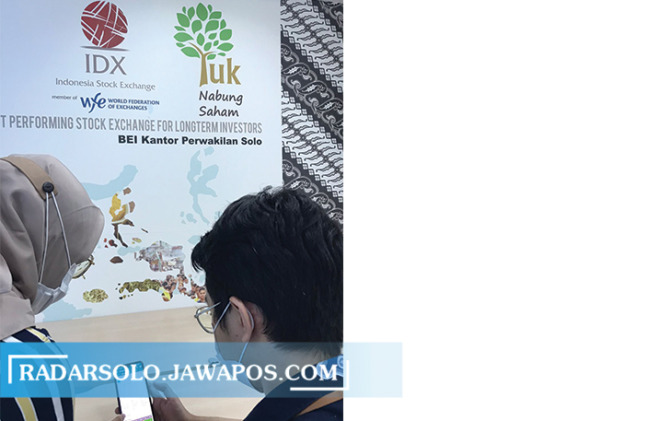 BELAJAR PASAR MODAL: Galeri investasi yang didirikan BEI KP Jateng 2. (SEPTINA FADIA PUTRI/RADAR SOLO)