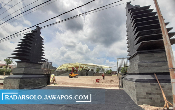 IKON BARU: Pekerja merapikan halaman Gedung Teater Bhinneka Tunggal Ika, Rabu (23/2). Fasilitas ini bisa digunakan beragam pentas kesenian dan sebagainya. (RUDI HARTONO/RADAR SOLO)